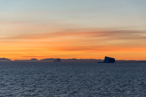 Schöner Sinaufgang Grönland Eisberg Auf See — Stockfoto
