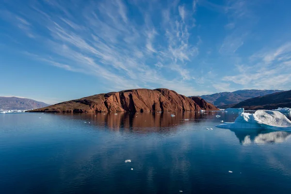 夏の時点でグリーンランドの氷山と美しい風景 — ストック写真