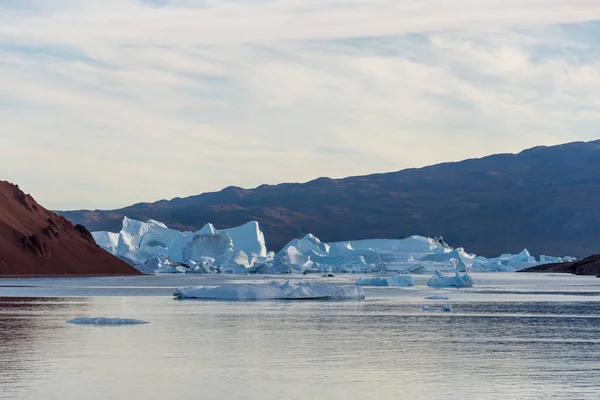 夏の時点でグリーンランドの氷山と美しい風景 — ストック写真