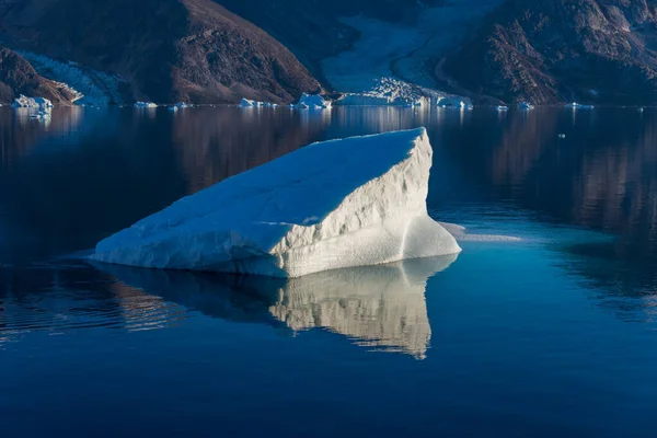 Айсберг Гренландском Фьорде Отражением Спокойной Воде Солнечная Погода Золотой Час — стоковое фото