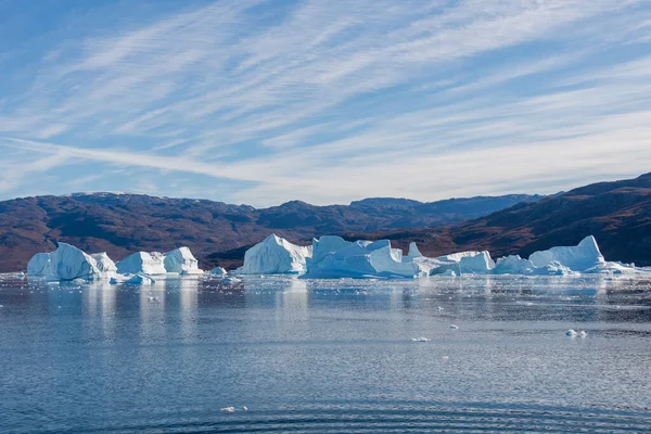 格陵兰岛的冰山在平静的水中反射 阳光灿烂的天气黄金时间 — 图库照片