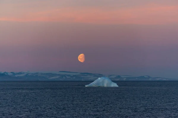 グリーンランドの美しい月の上昇 海の氷山 — ストック写真