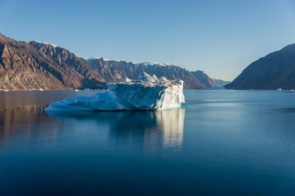 Iceberg Στη Γροιλανδία Φιόρδ Αντανάκλαση Ήρεμα Νερά Ηλιοφάνεια Χρυσή Ώρα — Φωτογραφία Αρχείου