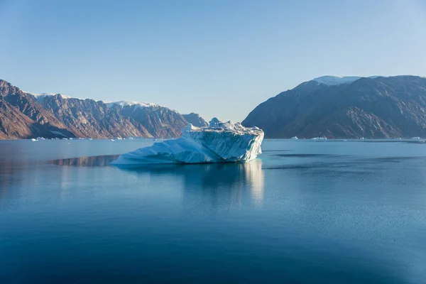 Ijsberg Groenland Fjord Met Reflectie Rustig Water Zonnig Weer Gouden — Stockfoto