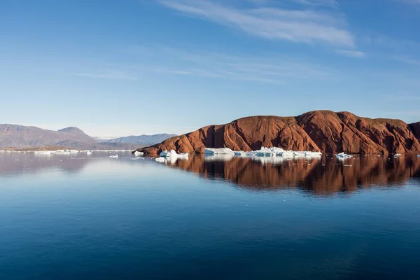 夏の時点でグリーンランドの氷山と美しい風景 — ストック写真