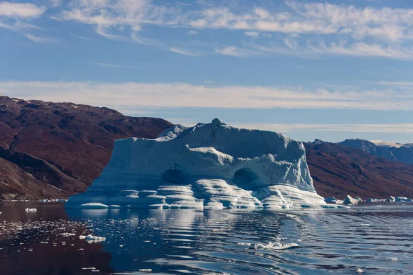 グリーンランドフィヨルドの氷山は穏やかな水の中に反射しています 天気は晴れ 黄金の時間 — ストック写真