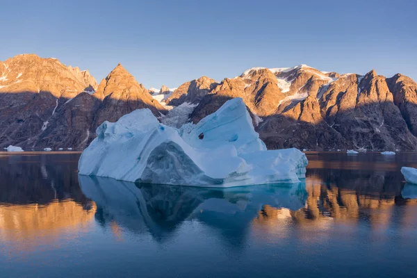 Iceberg Στη Γροιλανδία Φιόρδ Αντανάκλαση Ήρεμα Νερά Ηλιοφάνεια Χρυσή Ώρα — Φωτογραφία Αρχείου