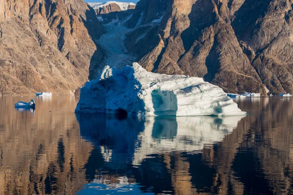 Iceberg Dans Fjord Groenland Avec Réflexion Eau Calme Météo Ensoleillée — Photo