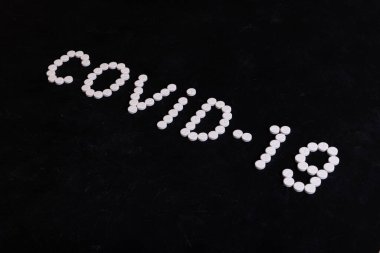 Kelime COVID-19 tabletlerden yapılmış. Coronavirus konsepti.