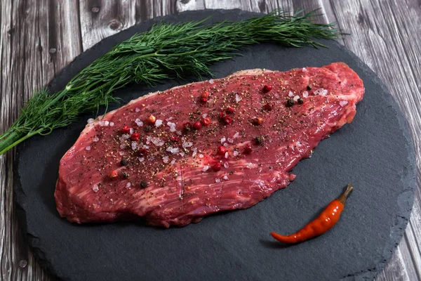 深色背景色下新鲜的大理石肉和调味品 — 图库照片