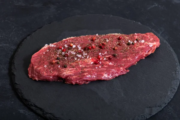 深色背景色下新鲜的大理石肉和调味品 — 图库照片