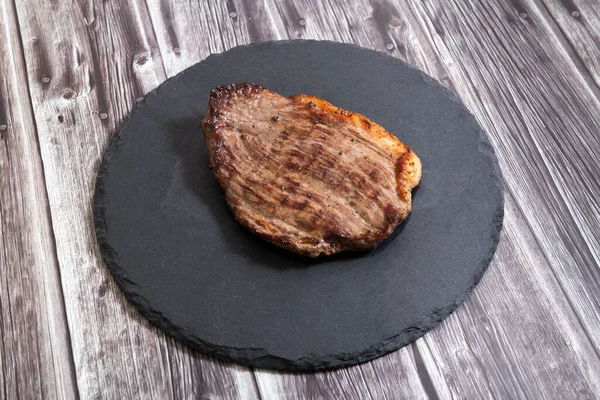 烤牛肉 烤牛肉 背景为深色木制 顶部视图 — 图库照片