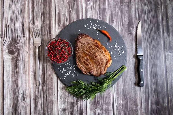 Filete Ternera Parrilla Ribeye Con Sal Pimienta Sobre Fondo Madera — Foto de Stock