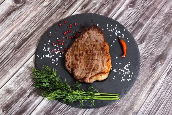 Filete Ternera Parrilla Ribeye Con Sal Pimienta Sobre Fondo Madera — Foto de Stock