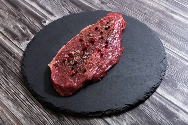 Rohes Marmoriertes Fleisch Und Gewürze Auf Dunklem Hintergrund Von Oben — Stockfoto