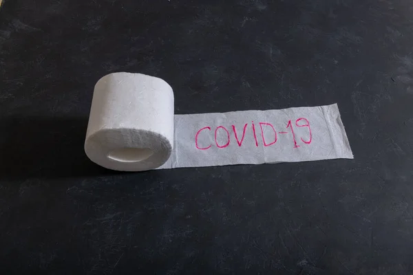 Toaletní Papír Značkou Covid Koncept Paniky Koronaviru — Stock fotografie