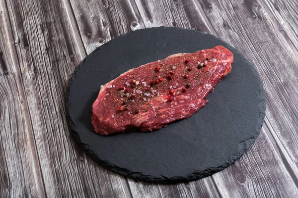 Rauw Vers Gemarmerd Vlees Kruiden Donkere Achtergrond Bovenaanzicht — Stockfoto