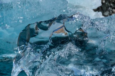 Temiz suda bir parça buz. Buzdağı. 