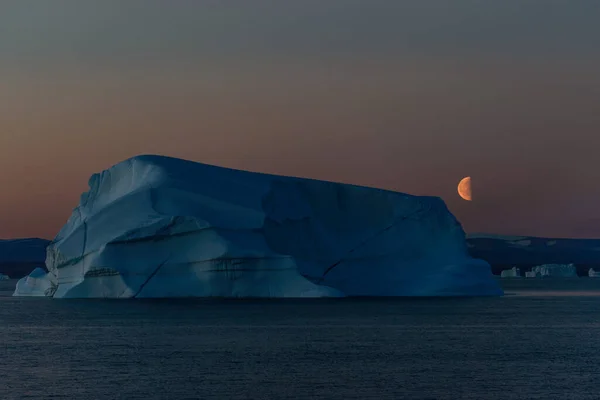 グリーンランドの美しい月の上昇 海の氷山 — ストック写真