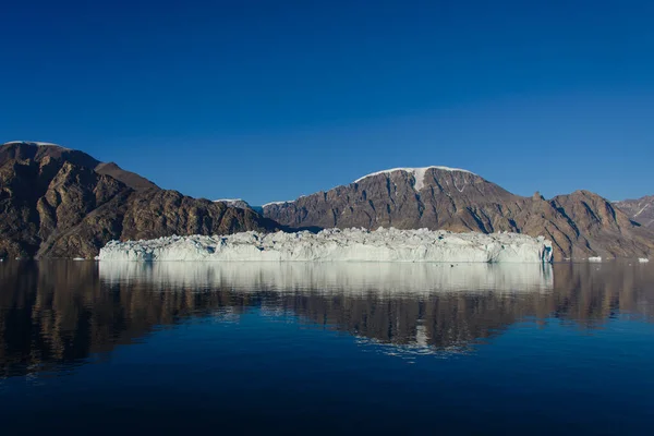 Grönland Yaz Mevsiminde Buzdağıyla Güzel Bir Manzara Güneşli Hava — Stok fotoğraf