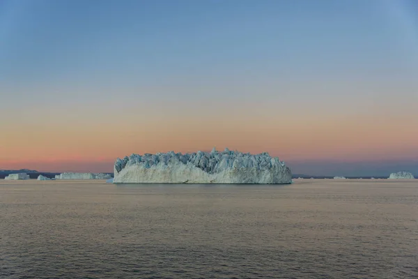 Όμορφο Τοπίο Παγόβουνο Στη Γροιλανδία Καλοκαίρι Ηλιοφάνεια — Φωτογραφία Αρχείου