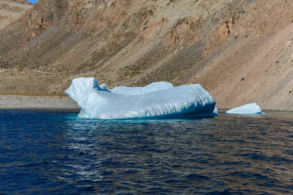 Pedaço Gelo Água Limpa Iceberg — Fotografia de Stock
