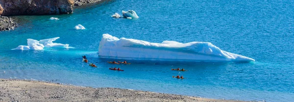 Kayak Mar Ártico Cerca Iceberg —  Fotos de Stock