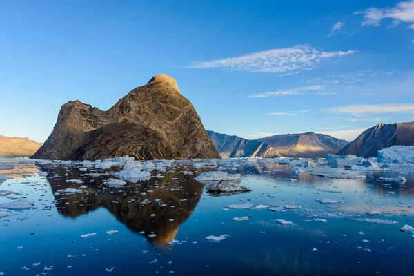 Τοπίο Βράχια Στη Γροιλανδία Καλοκαίρι — Φωτογραφία Αρχείου