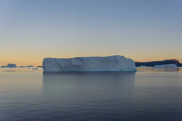 Hermoso Paisaje Con Iceberg Groenlandia Hora Verano Clima Soleado —  Fotos de Stock