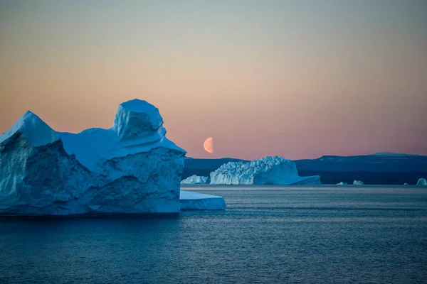 Όμορφη Ανατολή Του Φεγγαριού Στη Γροιλανδία Παγόβουνο Στη Θάλασσα — Φωτογραφία Αρχείου