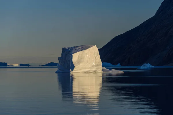 Чудовий Пейзаж Айсбергом Гренландії Літній Час Сонячна Погода — стокове фото