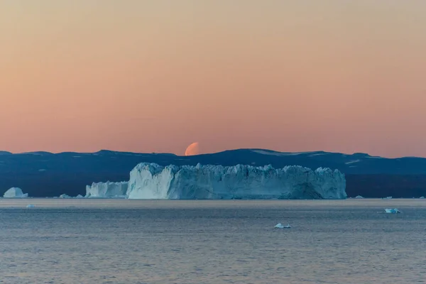 Όμορφη Ανατολή Του Φεγγαριού Στη Γροιλανδία Παγόβουνο Στη Θάλασσα — Φωτογραφία Αρχείου