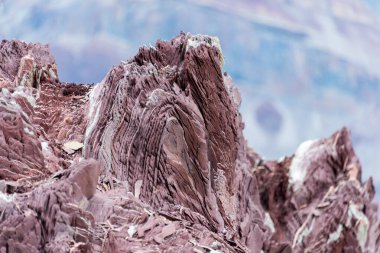 Doğu Grönland 'daki renkli kayalar kapanıyor. Kaya dokusu.