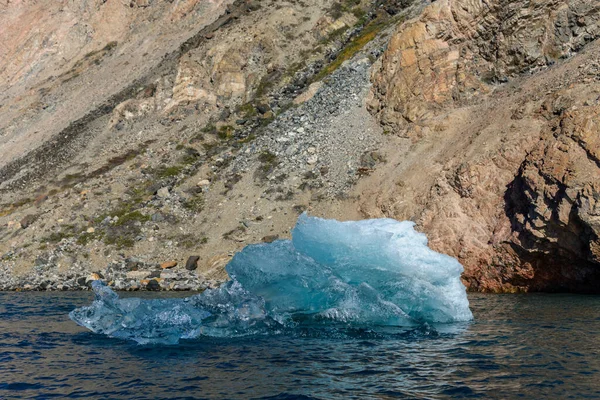 Ein Stück Eis Sauberem Wasser Eisberg — Stockfoto