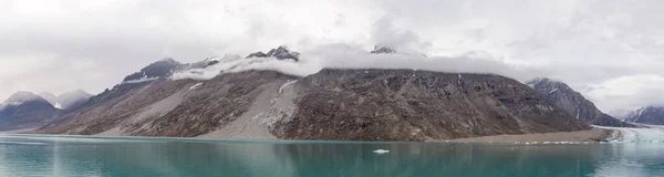 Grönländische Landschaft Mit Wunderschönen Farbigen Bergen Und Eisberg — Stockfoto
