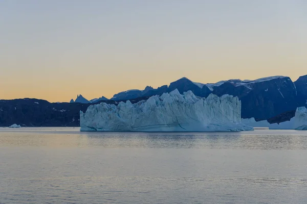 Όμορφο Τοπίο Παγόβουνο Στη Γροιλανδία Καλοκαίρι Ηλιοφάνεια — Φωτογραφία Αρχείου