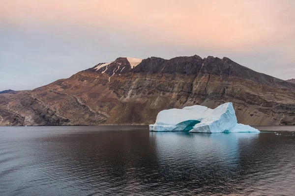 色彩艳丽的高山和冰山构成的格陵兰景观 — 图库照片