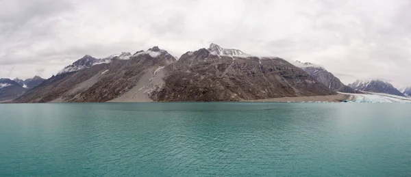 Krajobraz Grenlandii Pięknymi Kolorowymi Górami Górą Lodową — Zdjęcie stockowe