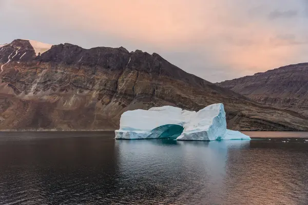 Γροιλανδία Τοπίο Όμορφα Χρωματιστά Βουνά Και Παγόβουνο — Φωτογραφία Αρχείου