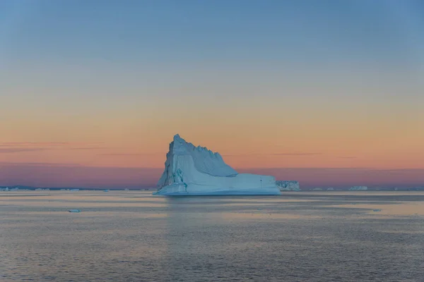 夏の時点でグリーンランドの氷山と美しい風景 — ストック写真