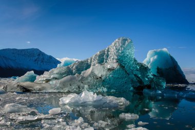 Kuzey Kutup Denizi 'ndeki büyük mavi buz parçası