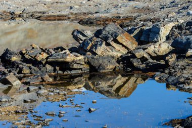 Grönland manzarası ve güzel renkli kayalar. Sudaki yansıma.