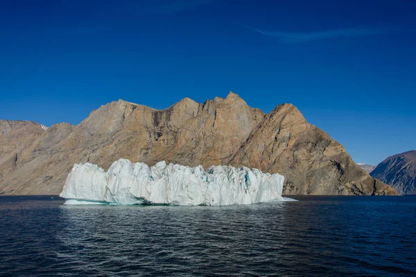 Paisagem Gronelândia Com Belas Rochas Coloridas Iceberg — Fotografia de Stock