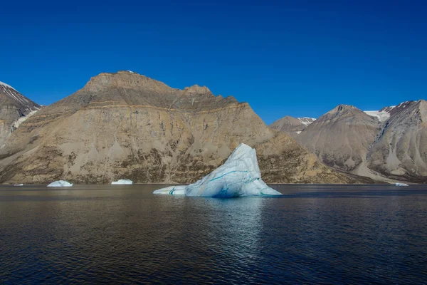 色彩艳丽的岩石和冰山构成的格陵兰景观 — 图库照片