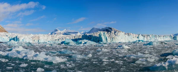 Maisema Jäätiköllä Huippuvuorilla Kesäaikaan Aurinkoinen Sää — kuvapankkivalokuva