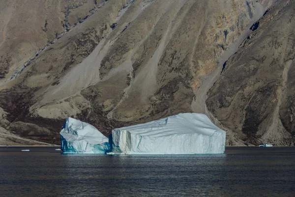 Paisaje Groenlandia Con Hermosas Rocas Colores Iceberg — Foto de Stock