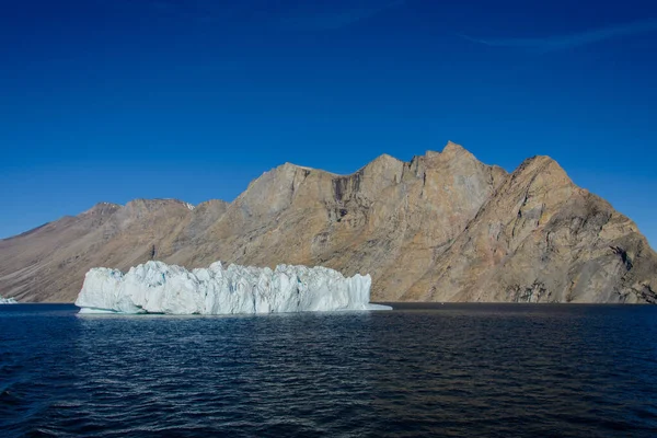 Paisaje Groenlandia Con Hermosas Rocas Colores Iceberg — Foto de Stock