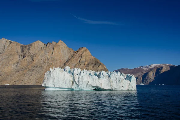 Гренландский Пейзаж Красивыми Цветными Камнями Айсбергом — стоковое фото