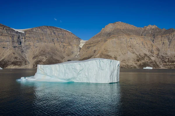 Paesaggio Groenlandese Con Bellissime Rocce Colorate Iceberg — Foto Stock