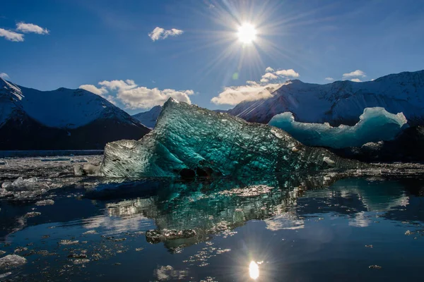 北冰洋的蓝色大块冰 — 图库照片